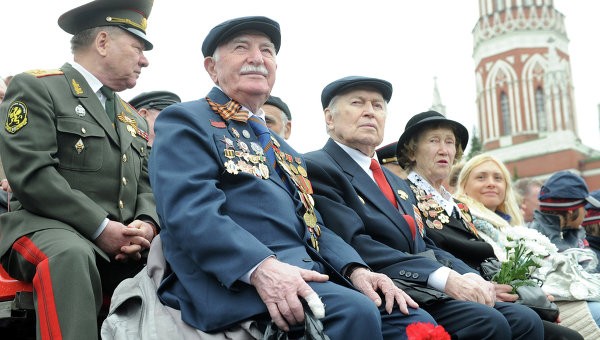 Các cựu chiến binh Nga tại lễ diễu binh (ảnh: Ria Novosti)